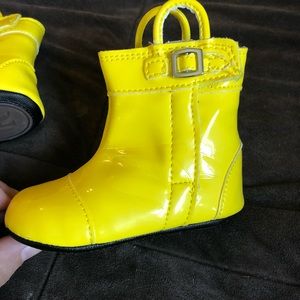 NWOT: 6-9 month Robeez Yellow Rainboots
